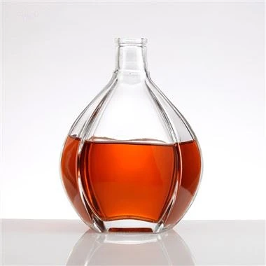 Copo de vinho preso à garrafa