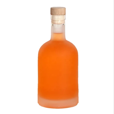 Garrafas de vidro altas de vodka branca