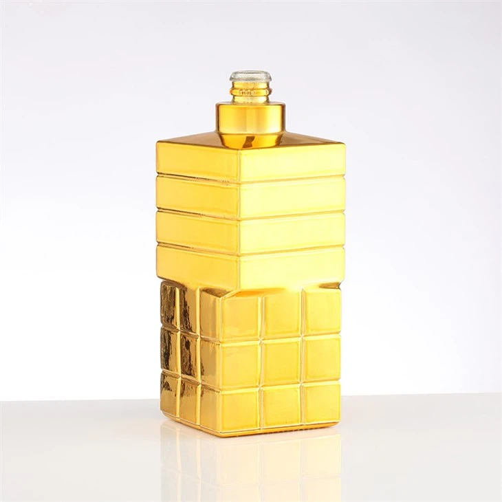 Competitive Price Golden Checkered Design Square Bottle 500 ML